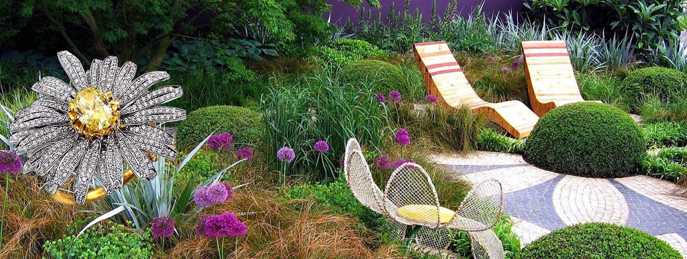 Красивый цветник на садовом участке