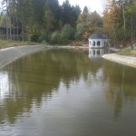 Пруд с каменным водопадом