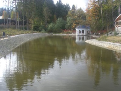 Пруд с каменным водопадом