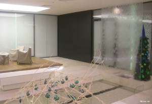 Водопад по стеклу в помещении