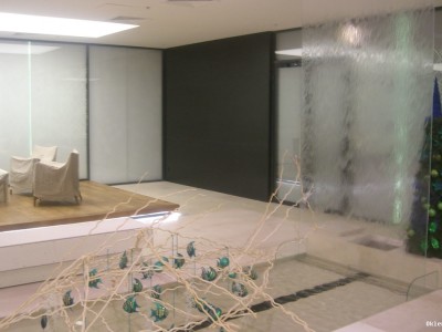 Водопад по стеклу в помещении